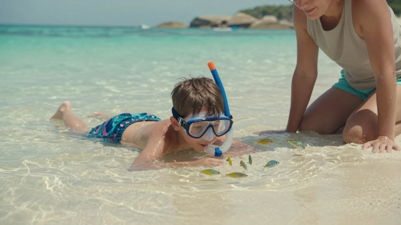 Dítě leží v klidném moři a pozoruje ryby pod vodou, slunce svítí skrz vlny.