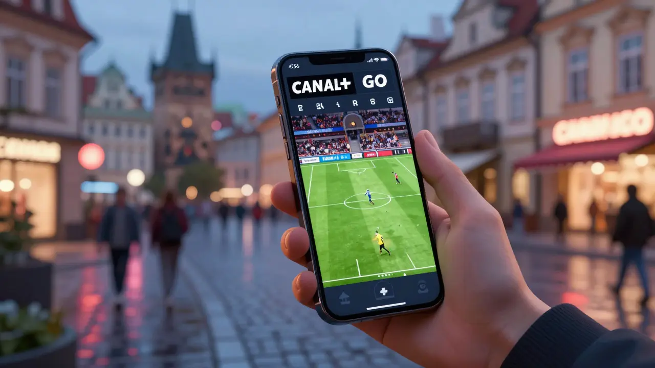 Fanoušek sleduje live přenos České ligy na smartphone během procházky Prahou.