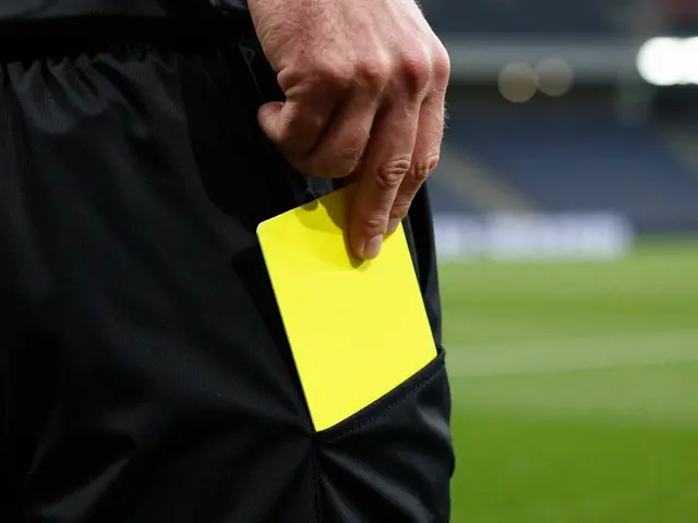 Jaké karty jsou ve fotbale? Přehled žlutých a červených karet