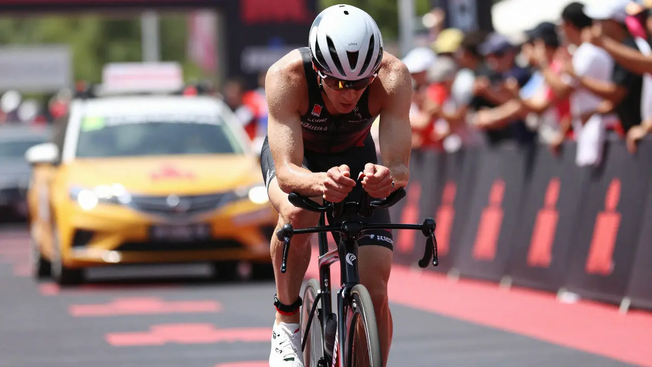 Triatlonista v akci při přechodu z kola na běh během závodu Ironman